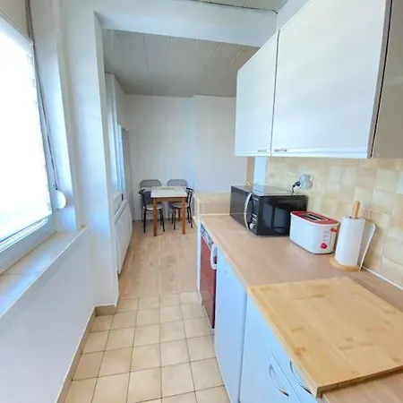 Apartment Appt Av De La *